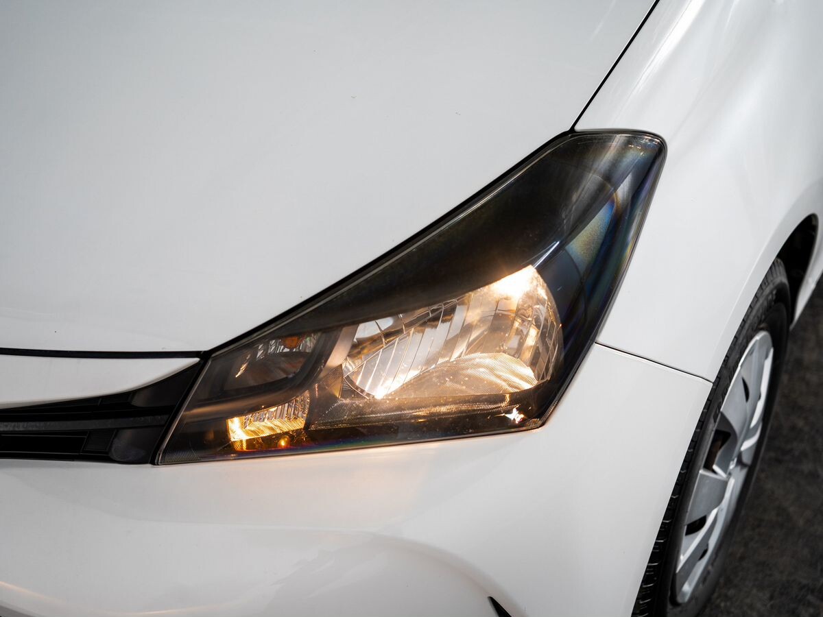 Toyota Vitz 2015 - фото автомобиля