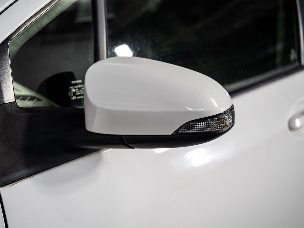 Toyota Vitz 2015 - фото автомобиля