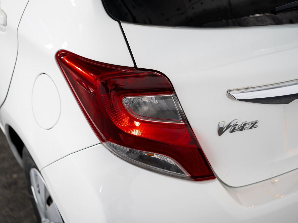 Toyota Vitz 2015 - фото автомобиля