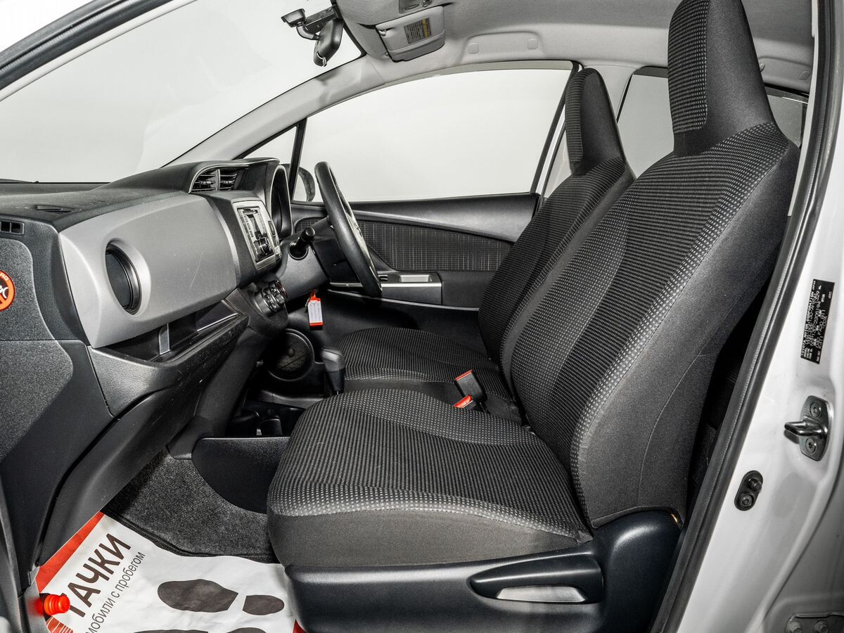 Toyota Vitz 2015 - фото автомобиля