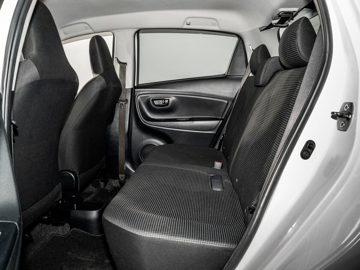 Toyota Vitz 2015 - фото автомобиля