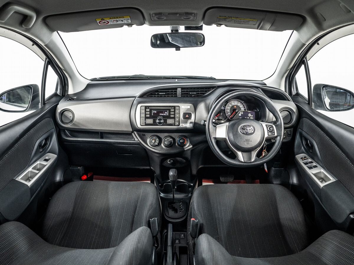 Toyota Vitz 2015 - фото автомобиля