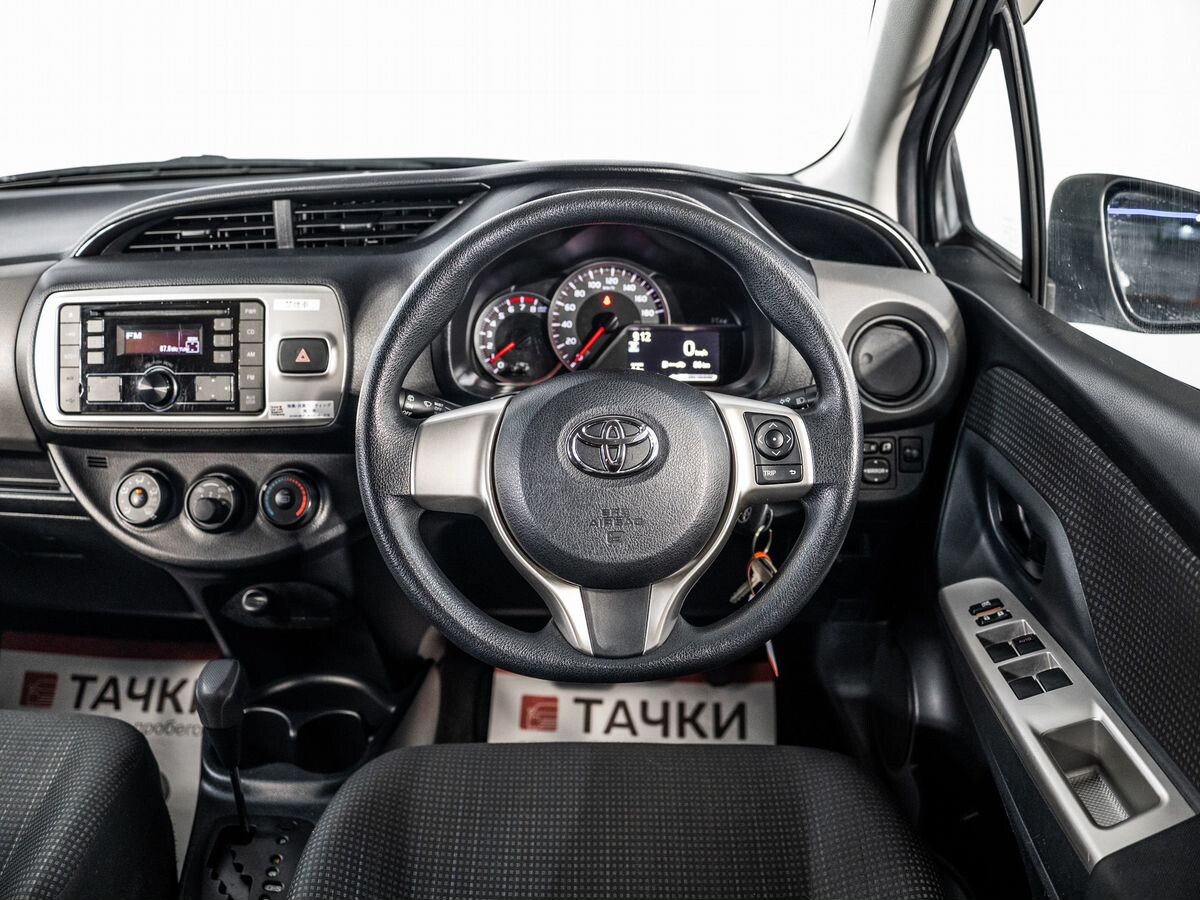 Toyota Vitz 2015 - фото автомобиля