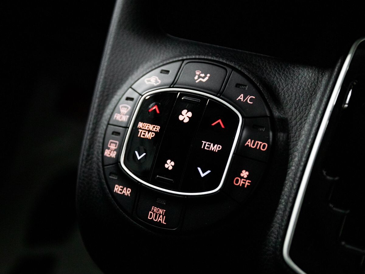 Toyota Noah 2016 - фото автомобиля