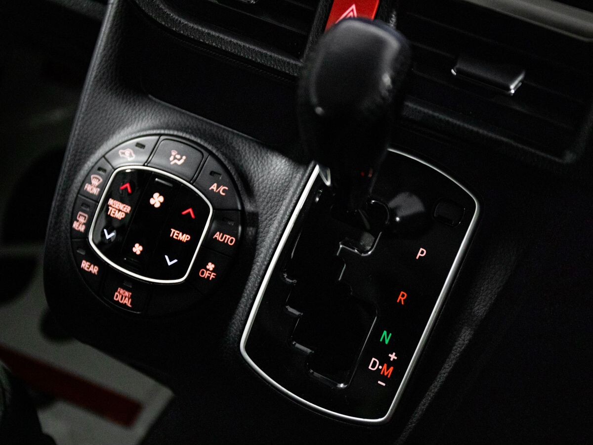 Toyota Noah 2016 - фото автомобиля