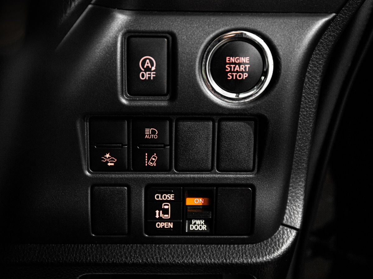 Toyota Noah 2016 - фото автомобиля