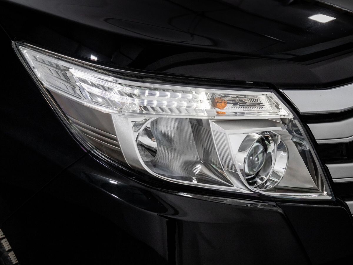 Toyota Noah 2016 - фото автомобиля