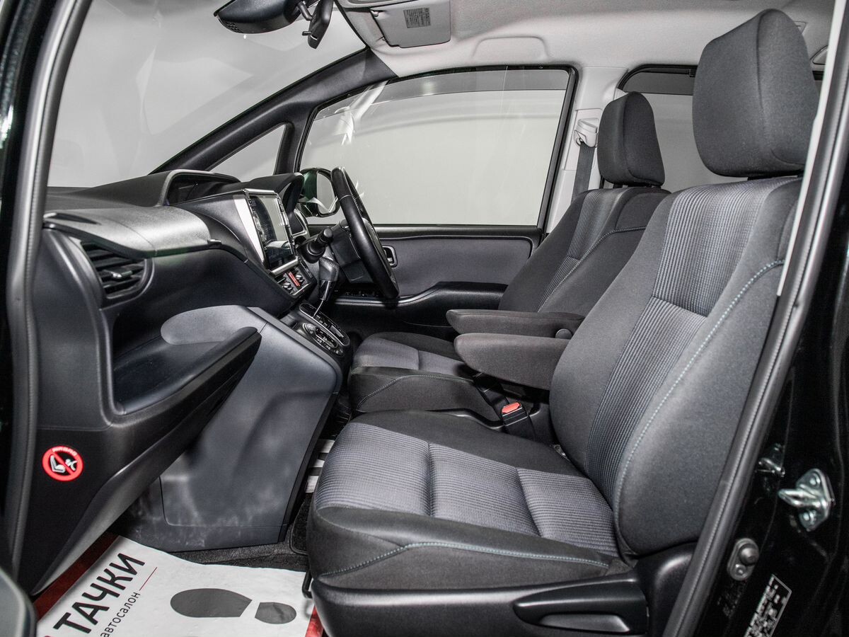 Toyota Noah 2016 - фото автомобиля