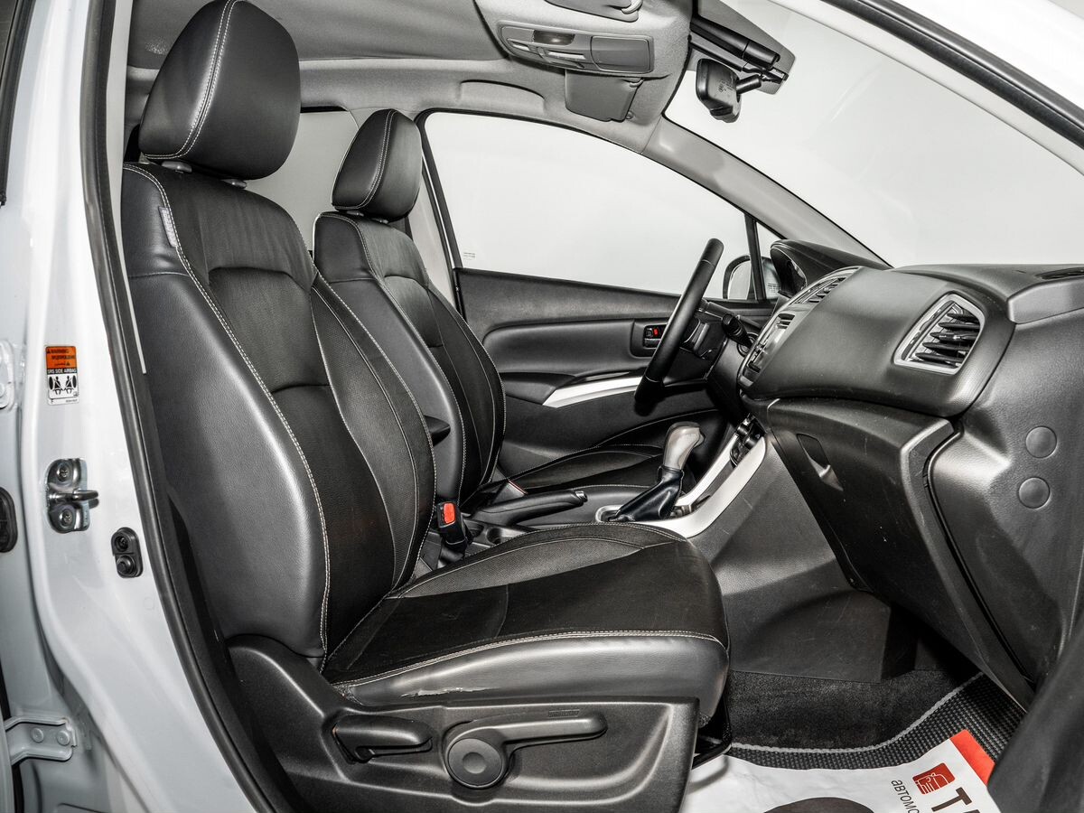 Suzuki SX4 2013 - фото автомобиля