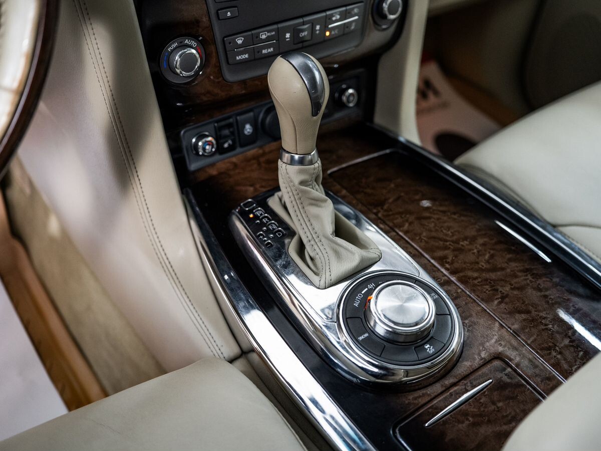 Infiniti QX56 2010 - фото автомобиля