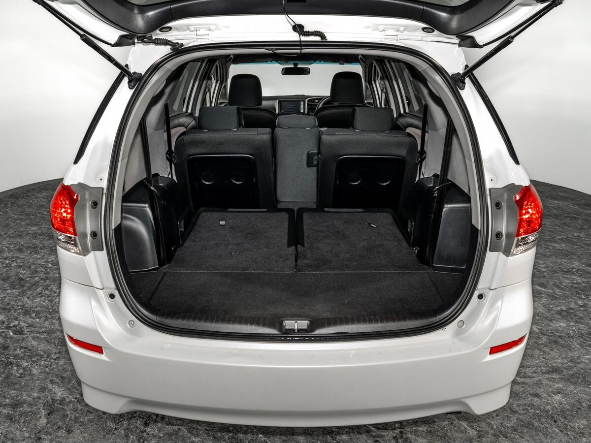 Toyota Wish 2011 - фото автомобиля