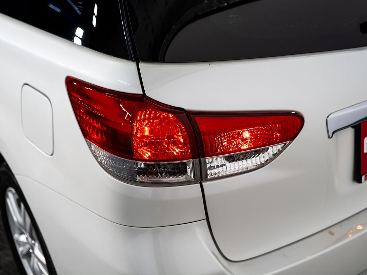 Toyota Wish 2011 - фото автомобиля