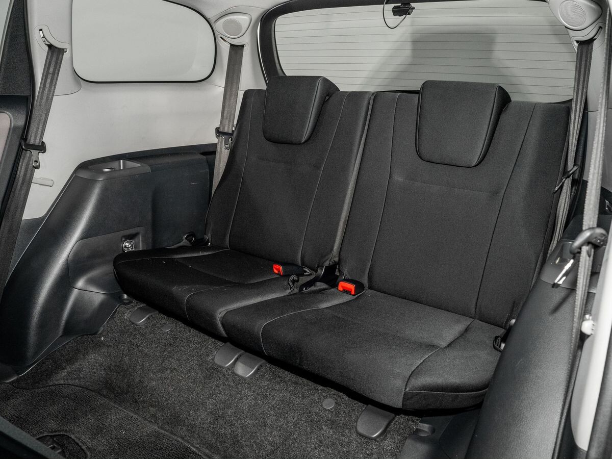 Toyota Wish 2011 - фото автомобиля