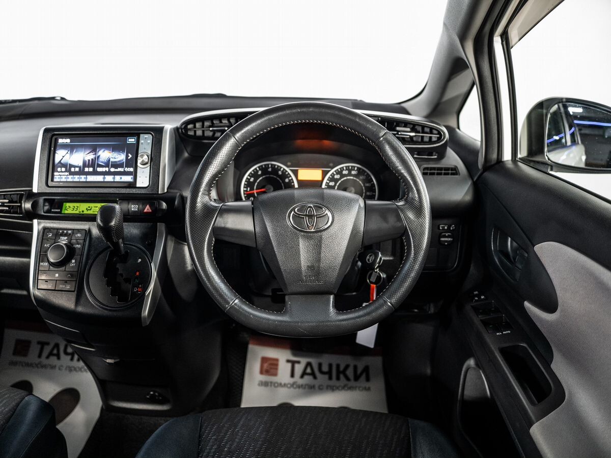 Toyota Wish 2011 - фото автомобиля