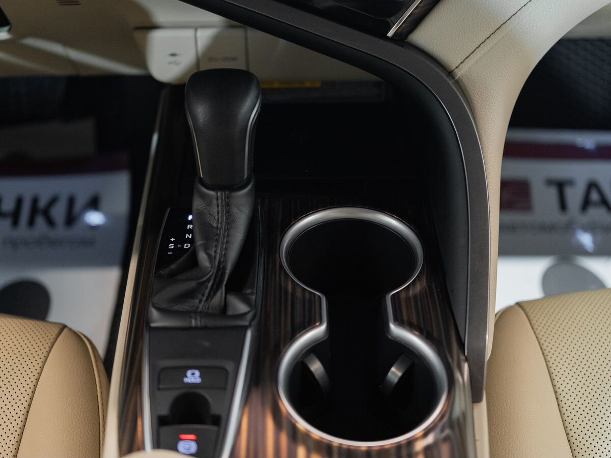 Toyota Camry 2020 - фото автомобиля