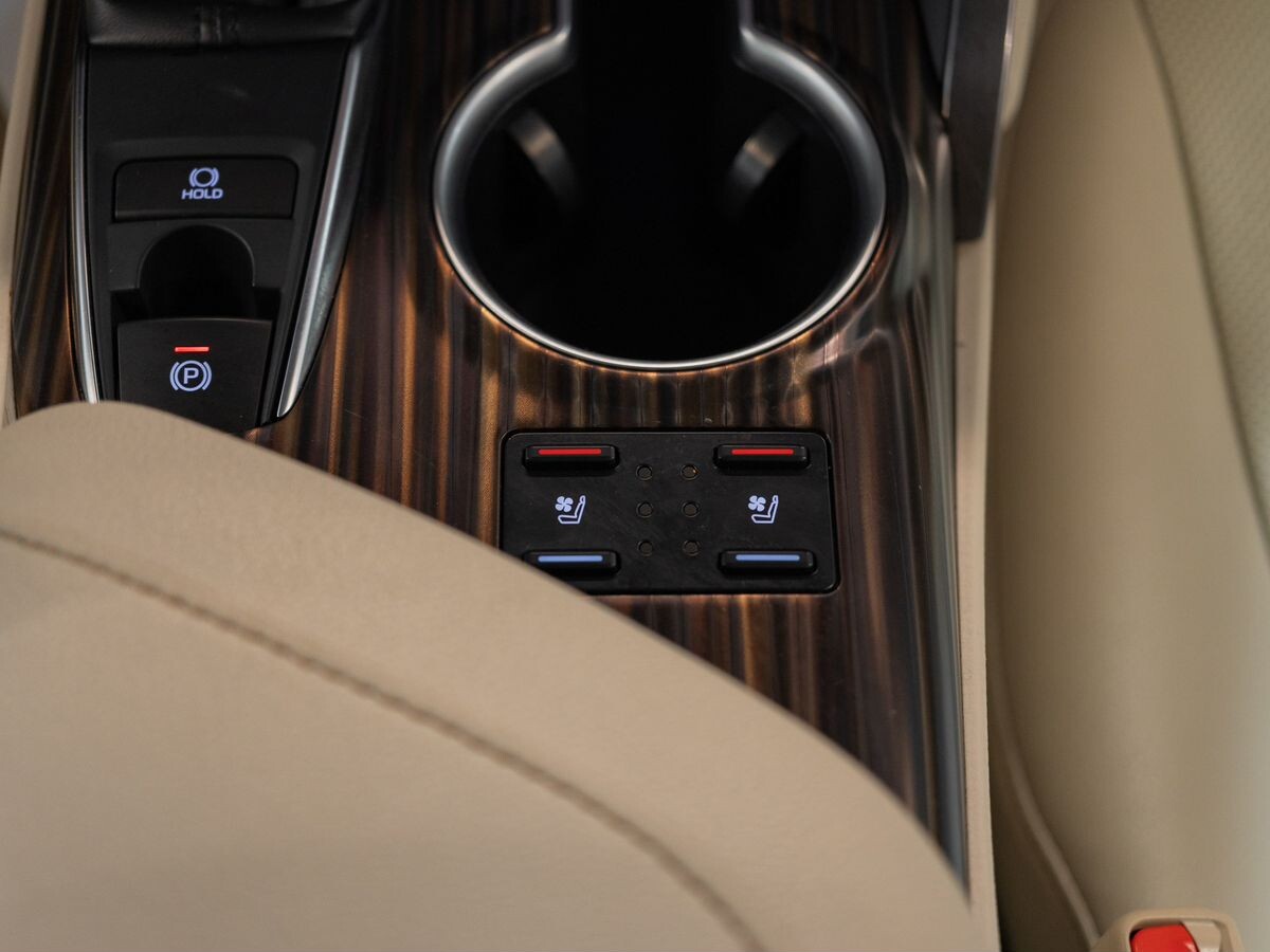 Toyota Camry 2020 - фото автомобиля