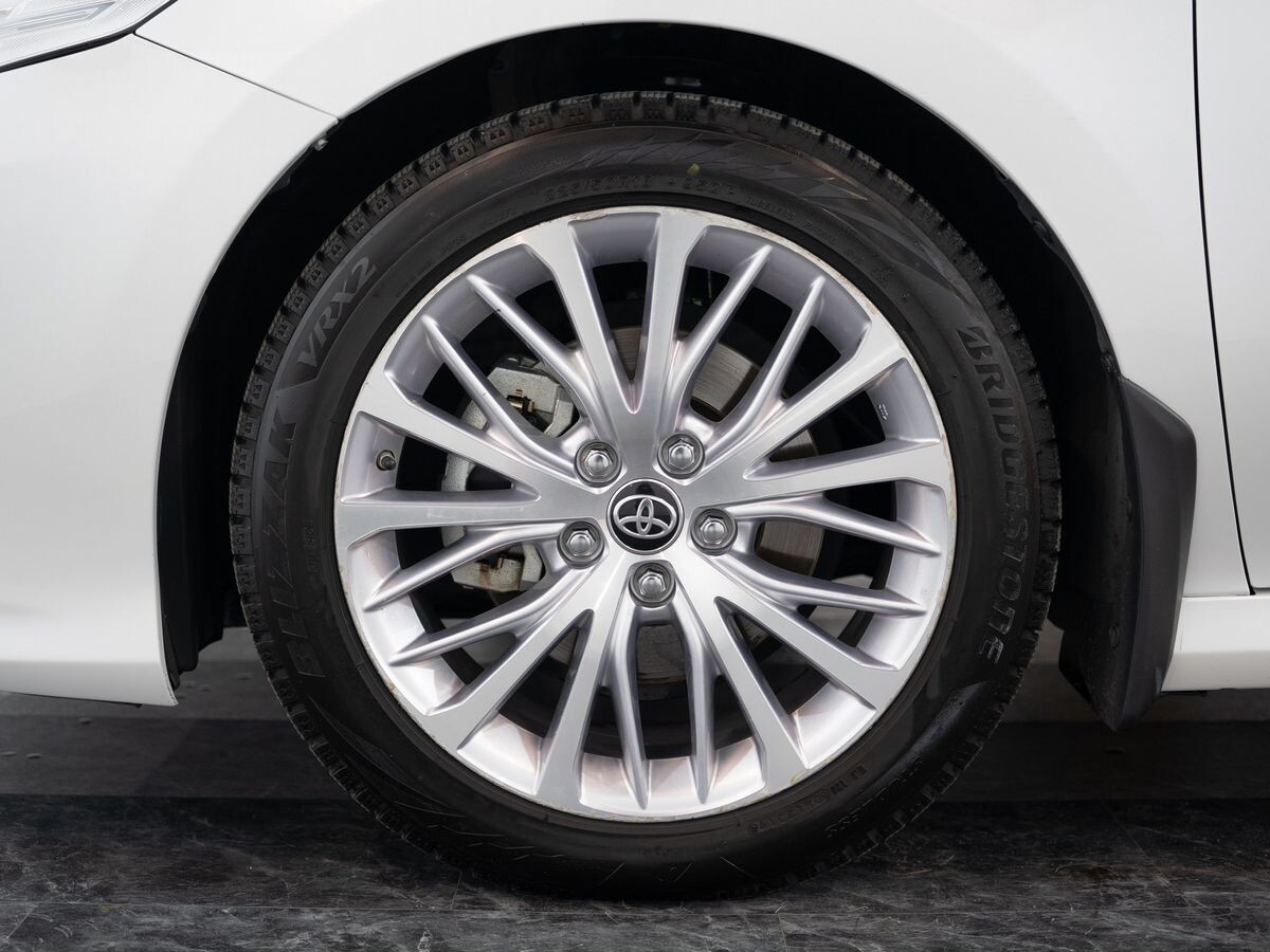 Toyota Camry 2020 - фото автомобиля