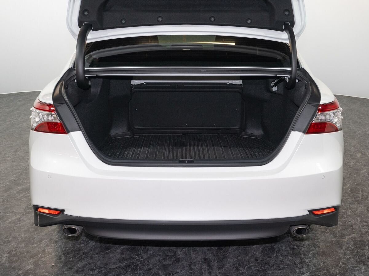 Toyota Camry 2020 - фото автомобиля