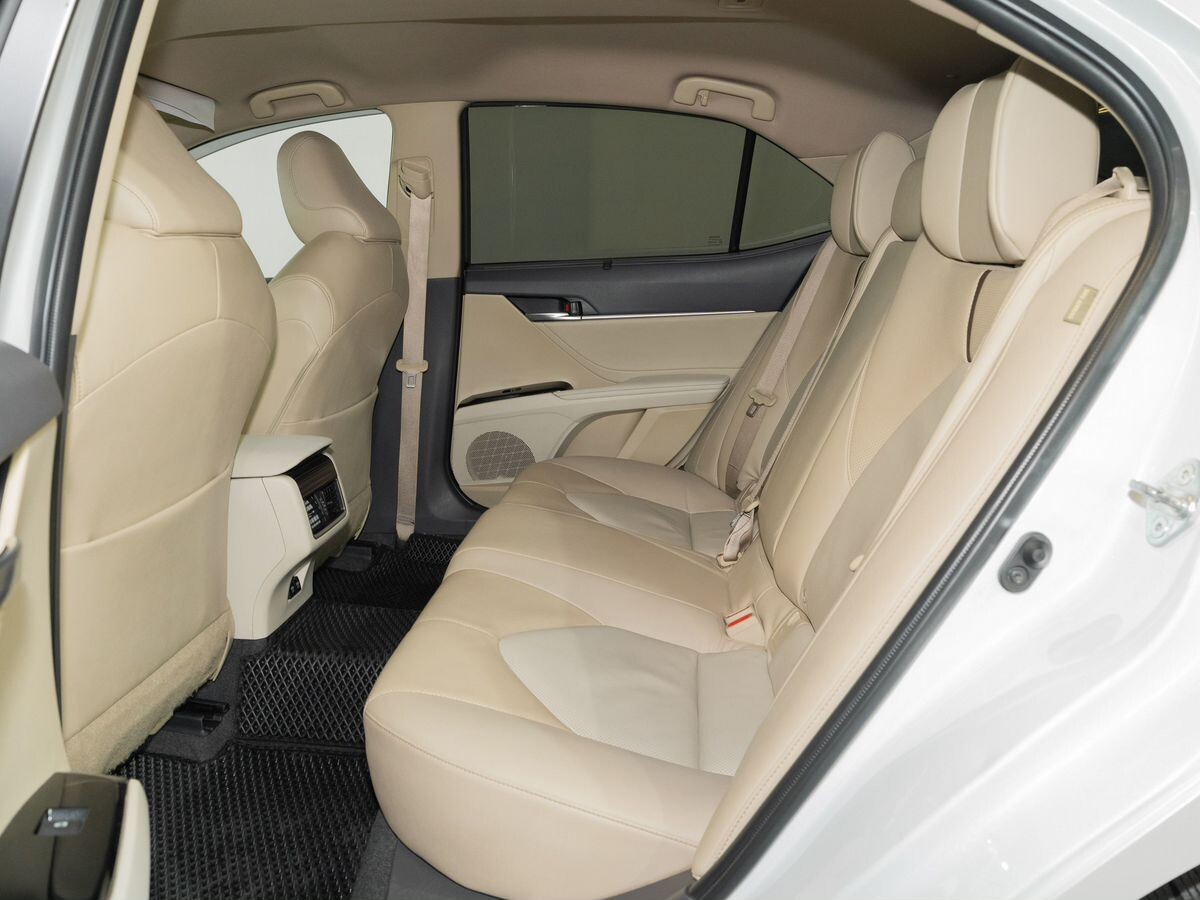 Toyota Camry 2020 - фото автомобиля