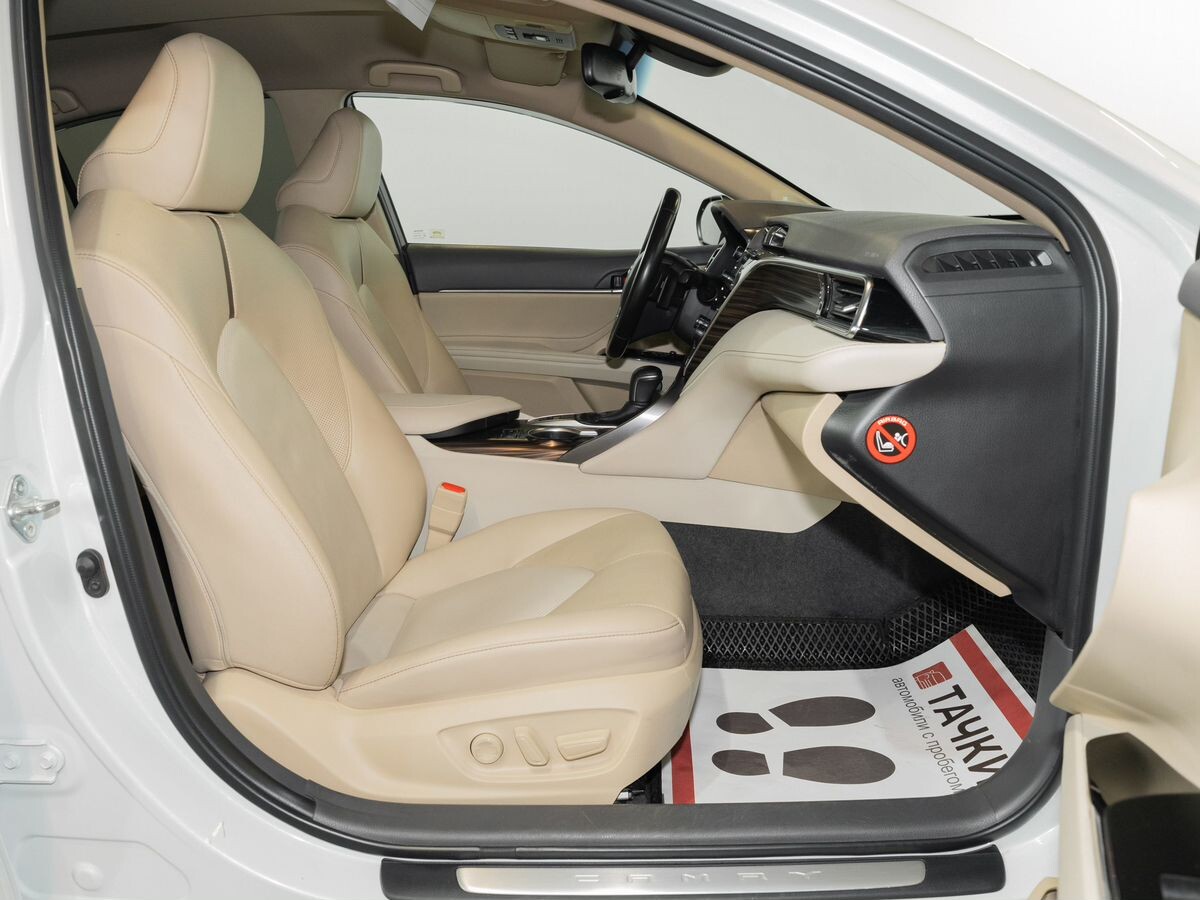 Toyota Camry 2020 - фото автомобиля