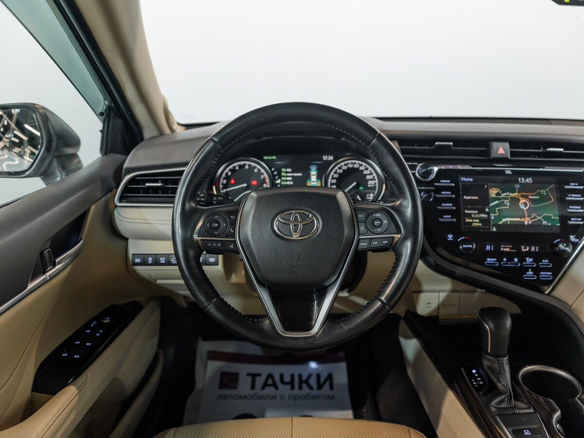 Toyota Camry 2020 - фото автомобиля