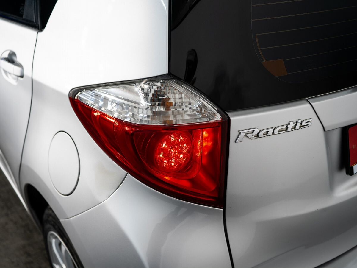 Toyota Ractis 2011 - фото автомобиля
