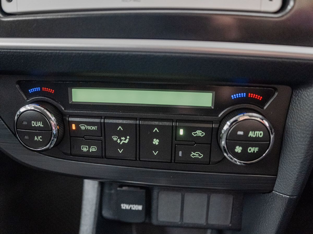 Toyota Auris 2013 - фото автомобиля