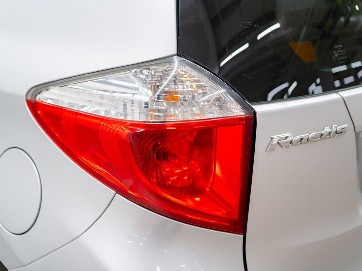 Toyota Ractis 2011 - фото автомобиля