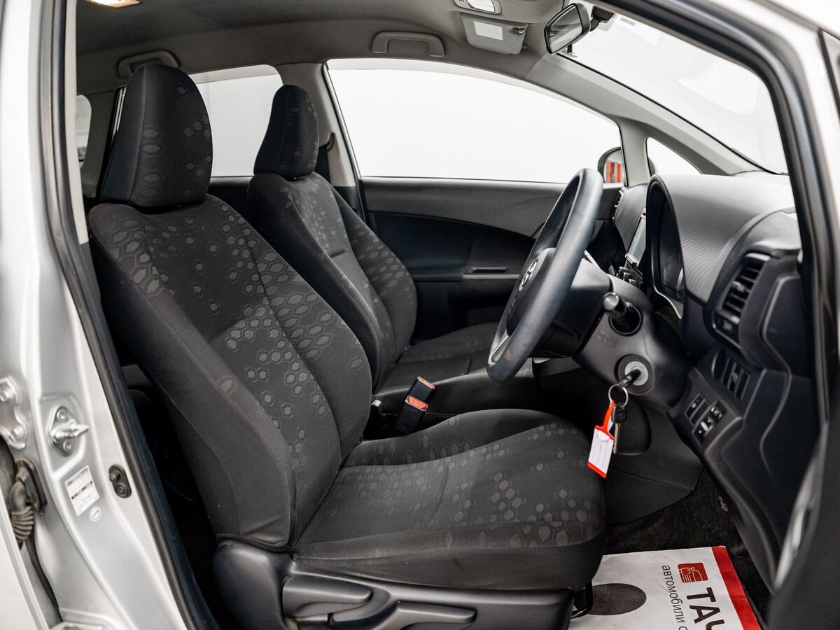 Toyota Ractis 2011 - фото автомобиля