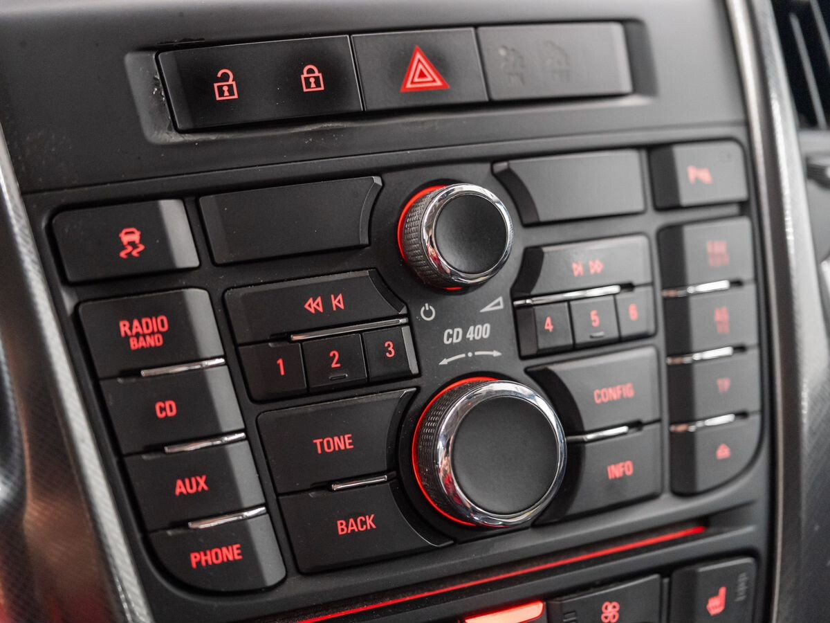 Opel Astra 2011 - фото автомобиля