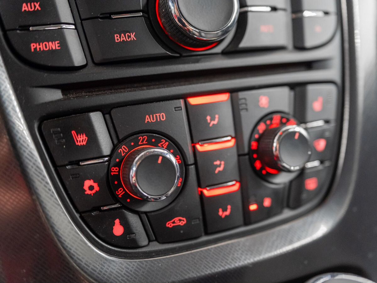 Opel Astra 2011 - фото автомобиля