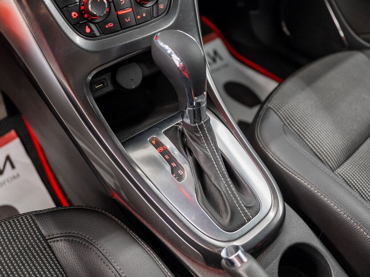 Opel Astra 2011 - фото автомобиля