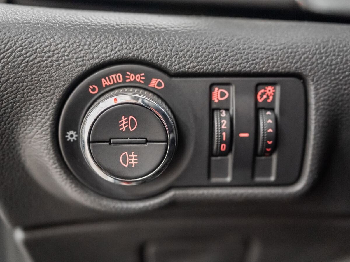 Opel Astra 2011 - фото автомобиля