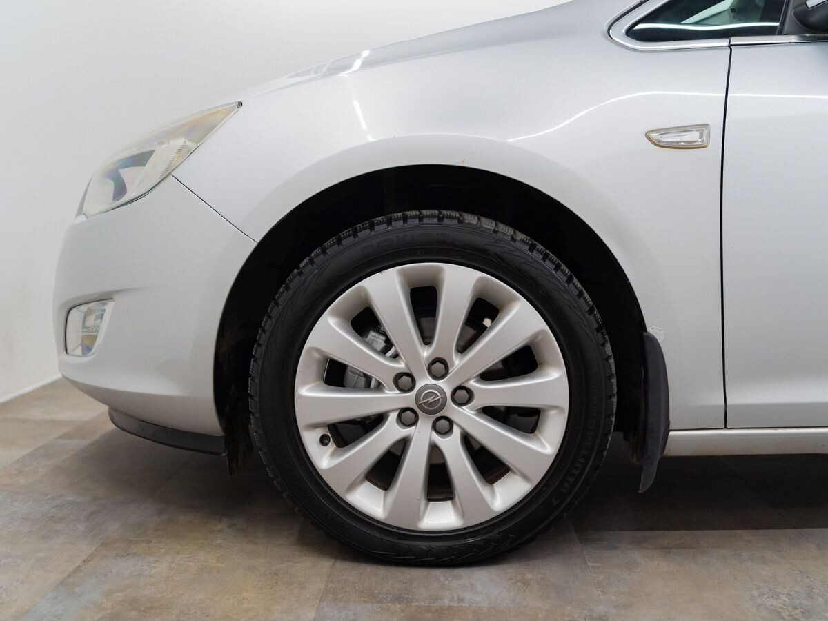 Opel Astra 2011 - фото автомобиля