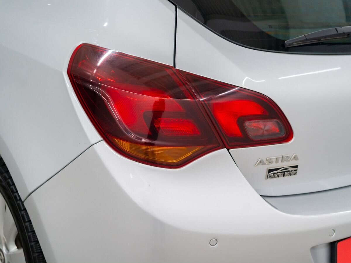 Opel Astra 2011 - фото автомобиля