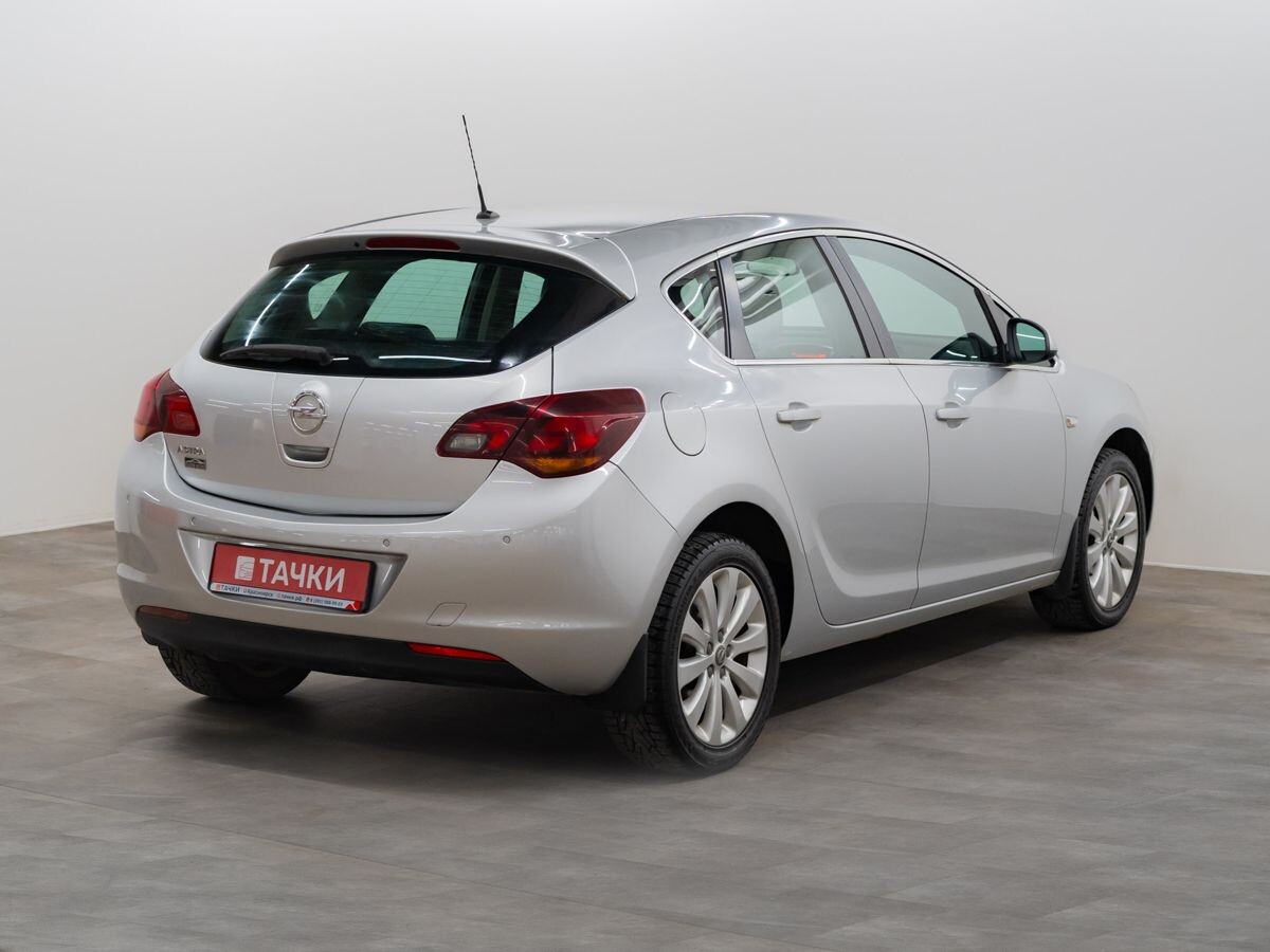 Opel Astra 2011 - фото автомобиля