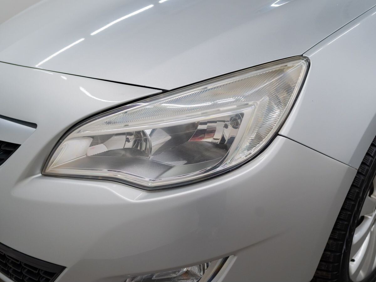 Opel Astra 2011 - фото автомобиля