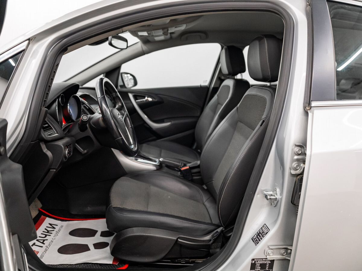 Opel Astra 2011 - фото автомобиля