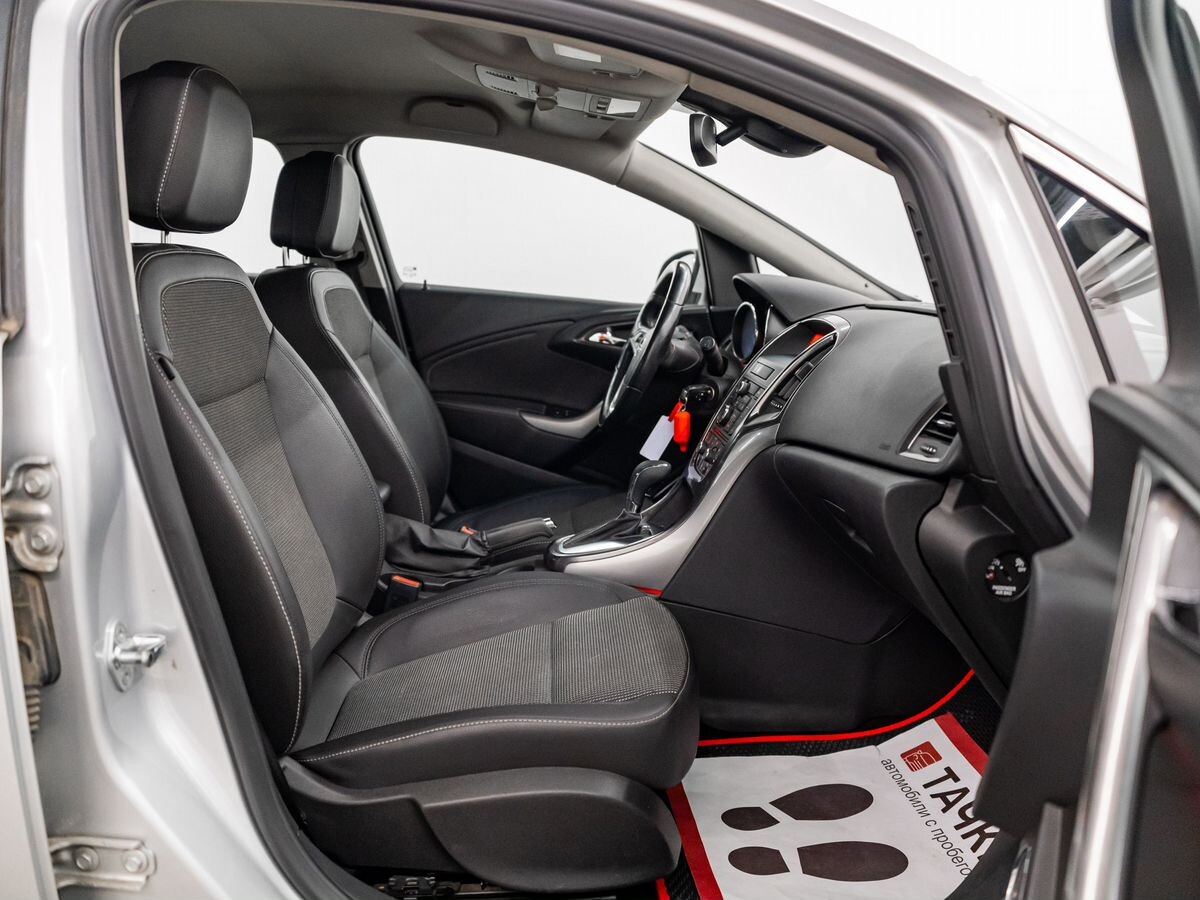 Opel Astra 2011 - фото автомобиля