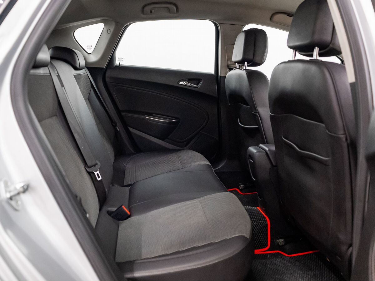 Opel Astra 2011 - фото автомобиля