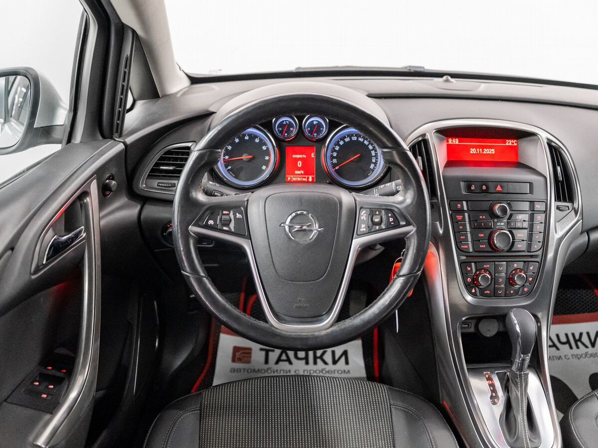 Opel Astra 2011 - фото автомобиля