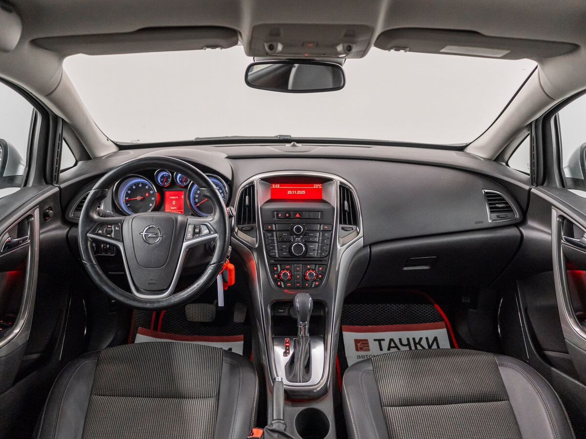 Opel Astra 2011 - фото автомобиля