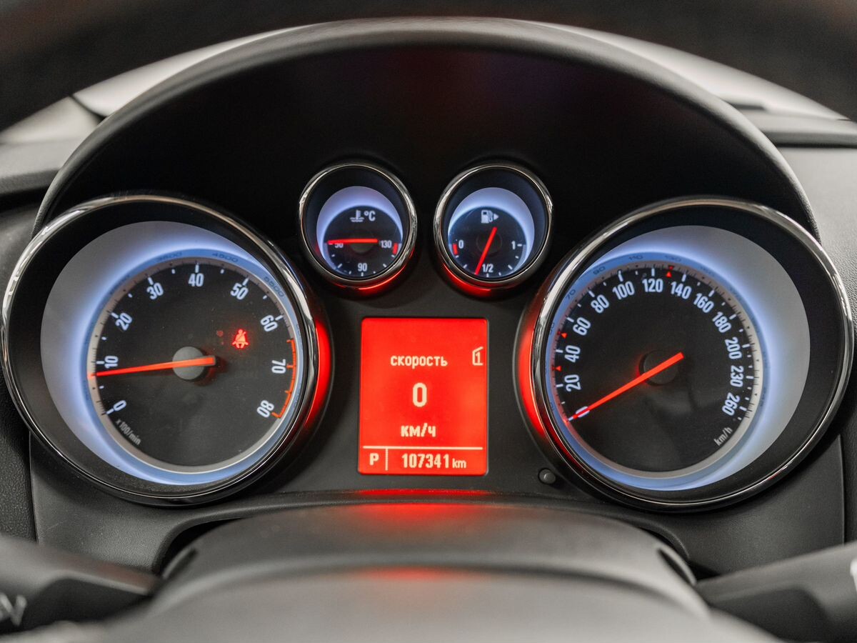 Opel Astra 2011 - фото автомобиля