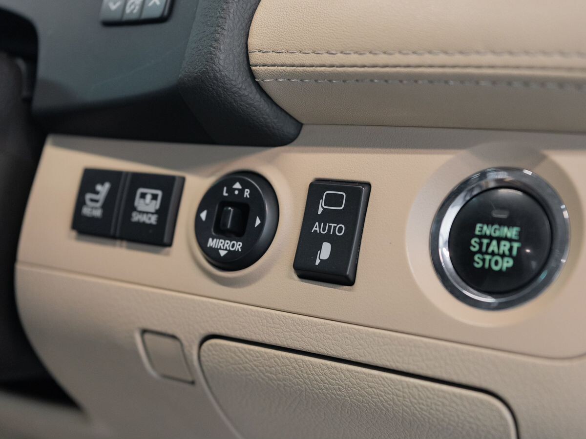 Toyota Crown 2011 - фото автомобиля