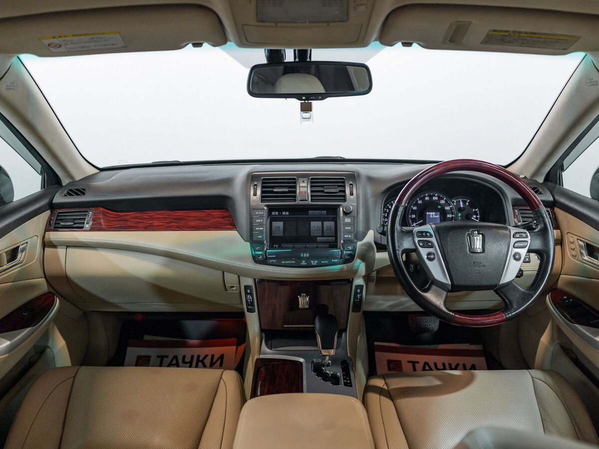 Toyota Crown 2011 - фото автомобиля