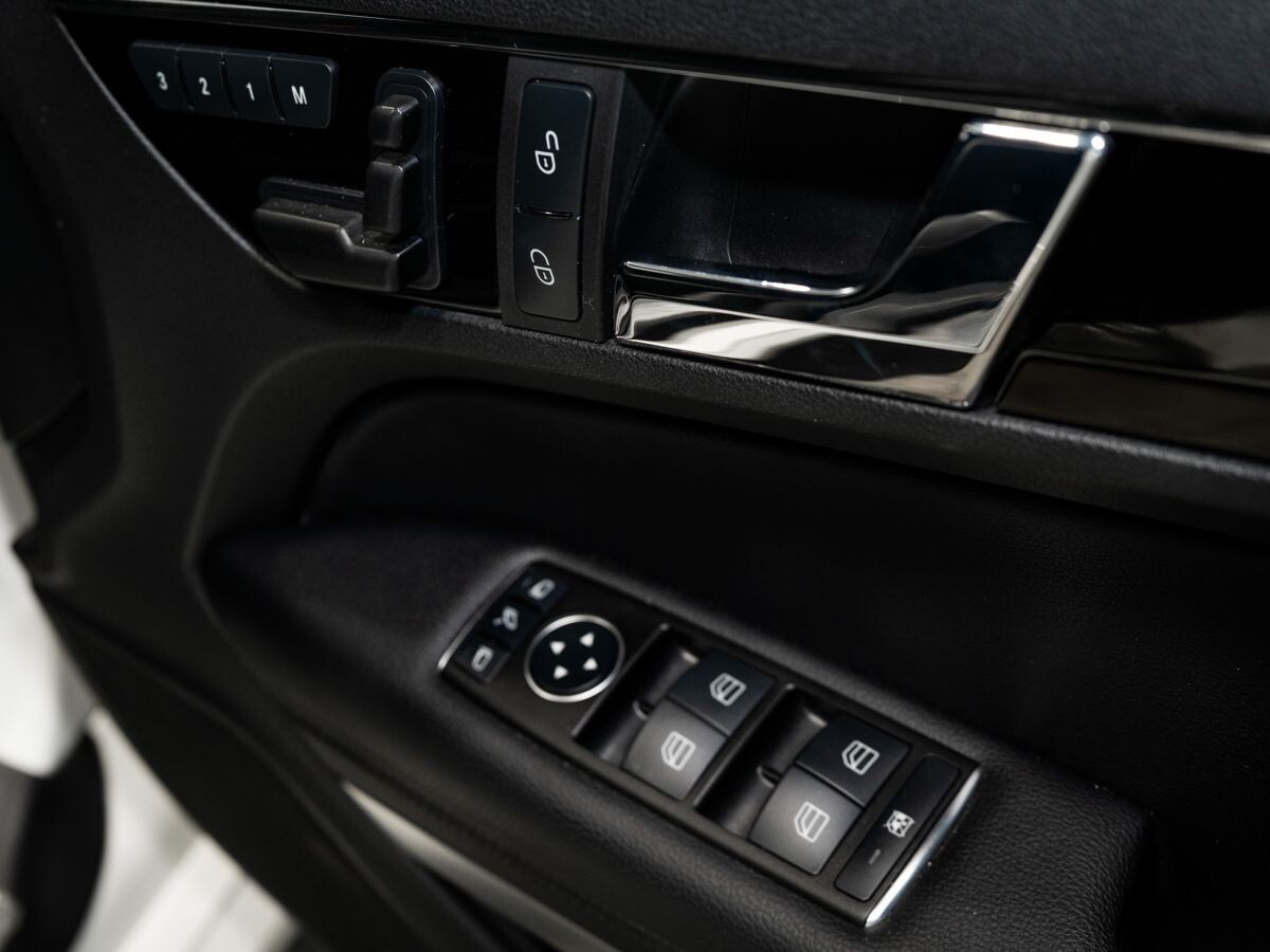 Mercedes-Benz E-Класс 2011 - фото автомобиля