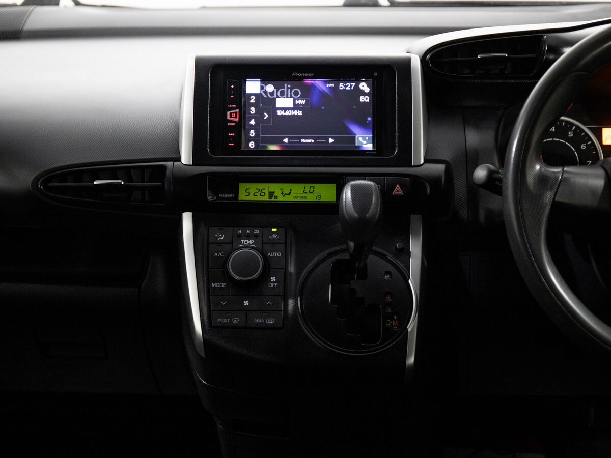 Toyota Wish 2012 - фото автомобиля