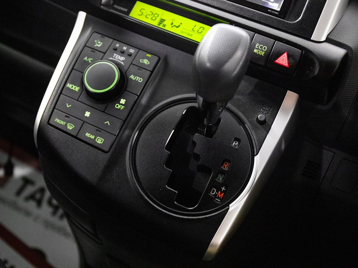 Toyota Wish 2012 - фото автомобиля