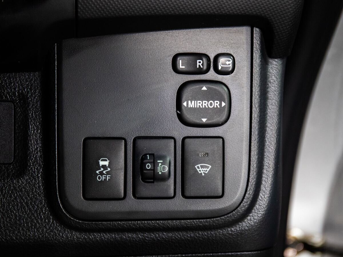 Toyota Wish 2012 - фото автомобиля