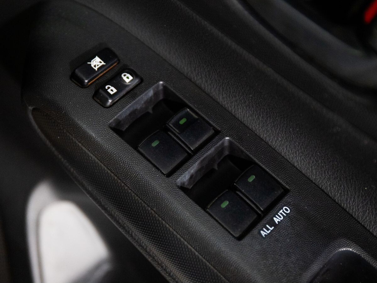 Toyota Wish 2012 - фото автомобиля